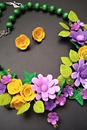 Робота Кольє і сережки з жовтими і бузковими квітами. літо