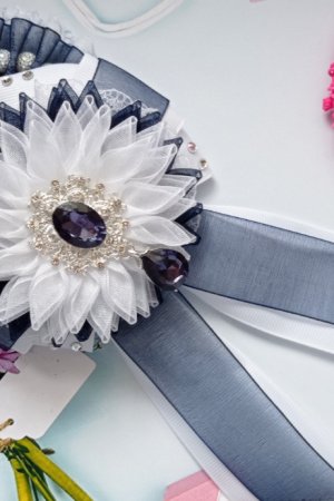 Робота Гумка на гульки з хризантемою з органзи синьо-біла