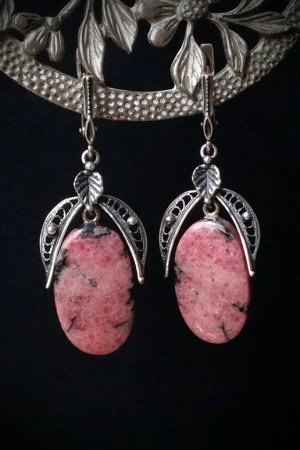 Работа Серебряные серьги из родонита
