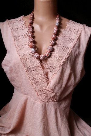 Работа Красно белое ожерелье из керамики ручной работы