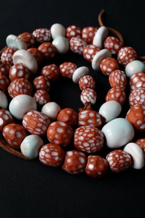 Работа Красно белые длинные бусы из керамики ручной работы