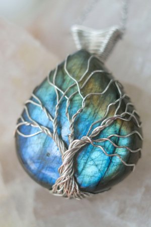 Работа Серебряный кулон дерево жизни из синим лабрадоритом