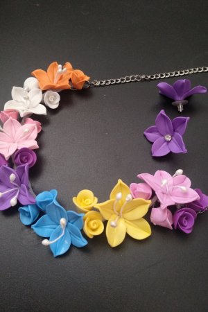 Робота Кольє і сережки з різнокольоровими ліліями