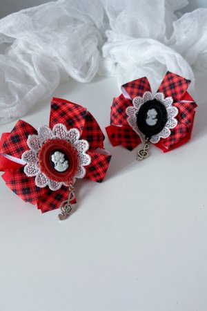 Робота Шкільні бантики на резинці в червоні клітинку.