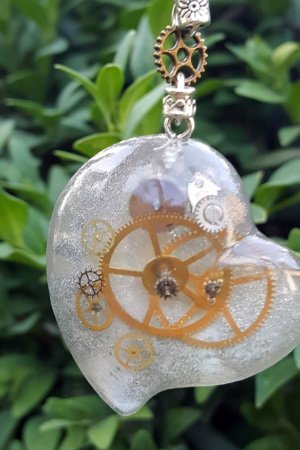 Работа Кулон «Застывшее время»