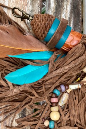 Работа Замшевый брелок с бахромой, Пирьо, бусинами.