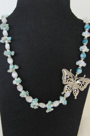 Работа Колье из натуральных бусин "Бабочка"