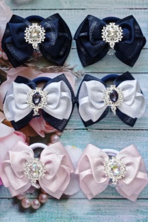 Робота Стильні бантики з сатиновою стрічки з срібним блиском