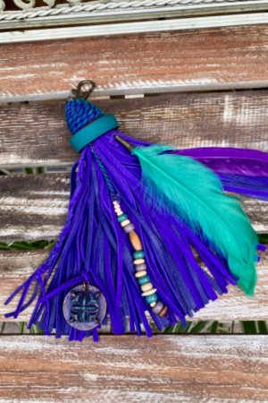 Работа Брелок из кожи кисть с перьями, бусинами и медальоном.