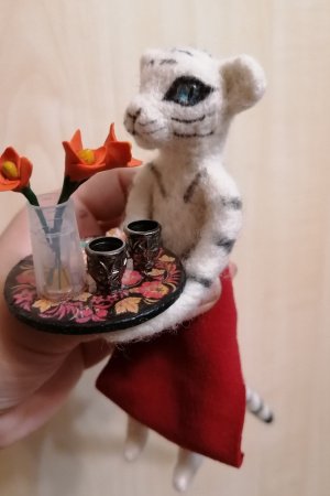 Робота Білий тигр з підносом