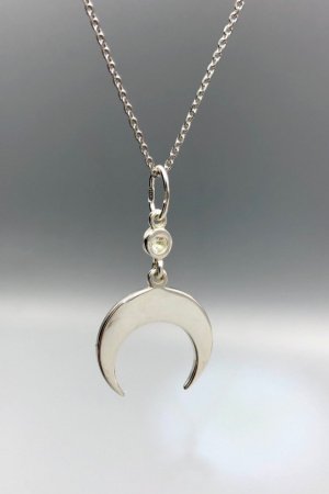 Робота Лунницах з білим сапфіром