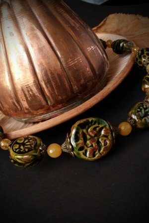 Работа Зеленое ожерелье с деревьями и желтыми камнями