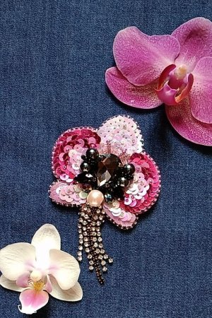 Работа Брошь Орхидея. Брошь из бисера и пайеток