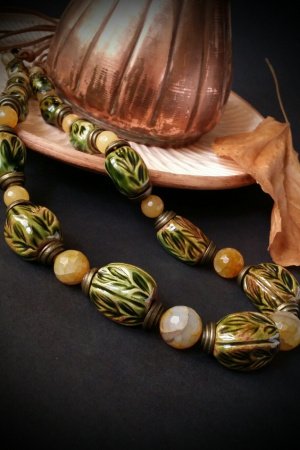 Работа Длинные зеленые бусы с листьями и агатом