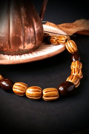 Робота Довге жовто-коричневе намисто