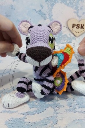 Работа Фиолетовый тигр с крыльями бабочки вязаный символ года 2022