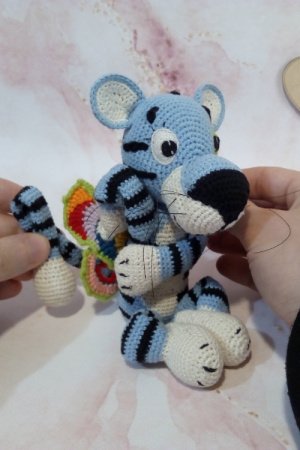 Робота Синій тигр із крилами метелика. В'язаний символ року 2022