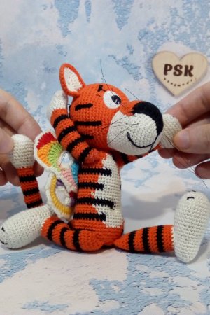 Работа Крылатый тигр с крыльями бабочки. Вязаный символ года 2022