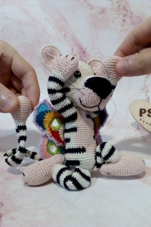 Робота Білий тигр із крилами метелика. В'язаний символ року 2022