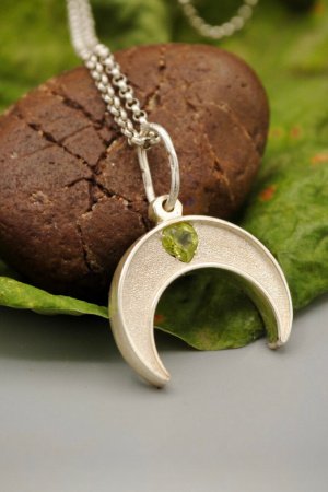 Робота Лунника з хризолітовими гілками «серце»