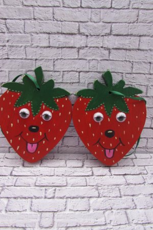 Работа Клубничка-подвеска