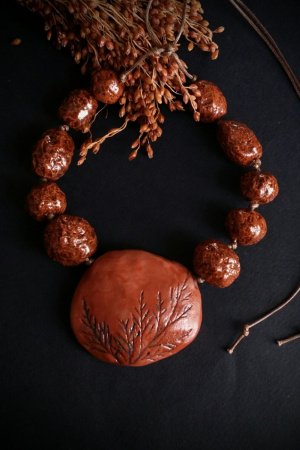 Робота Червоне намисто з великим кулоном