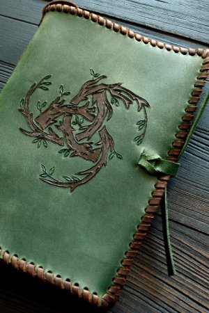 Работа Кожаный блокнот "Зеленая ведьма" с триквертом