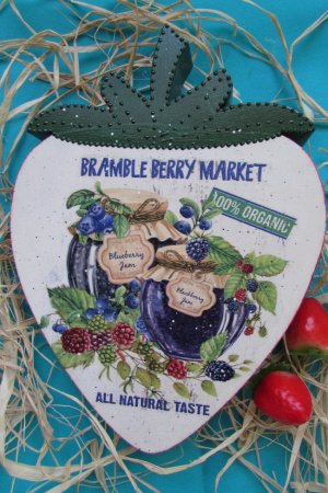 Робота Дошка кухонна в формі полуниці