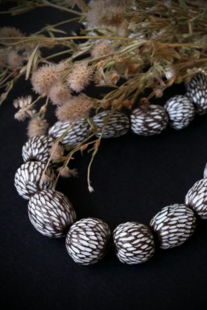 Работа Ожерелье Узор тапира из черной глины в белой глазури