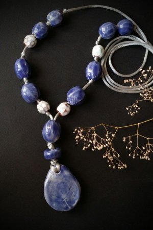 Работа Сине-белое ожерелье с кулоном