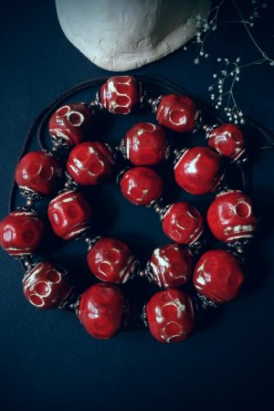 Работа Ярко-красные бусы из керамики ручной работы