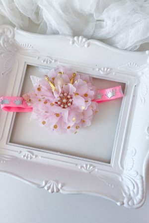 Робота Повязочка квіточка з короною ніжно рожева