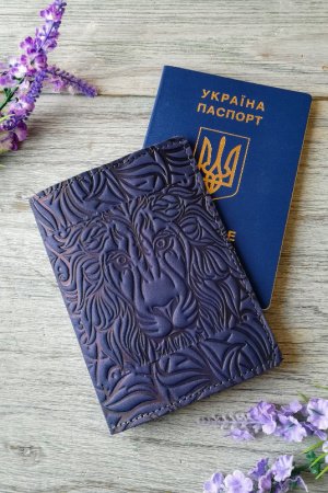 Робота Обкладинка на паспорт шкіряна синя з тисненням лев Україна