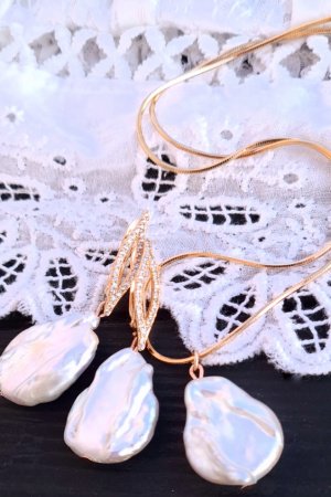 Работа Свадебный или праздничный комплект из жемчуга Кейши в позолоте