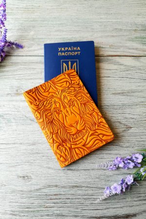 Робота Обкладинка на паспорт шкіряна жовта з тисненням лев Україна