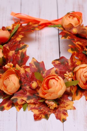 Работа Осенний венок веночек с листьями и оранжевыми цветами 