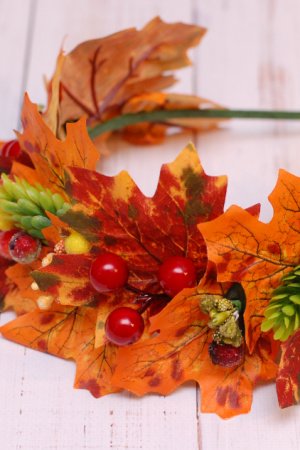 Робота Осінній обруч з листям, хмелем і ягодами