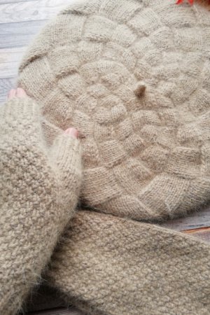 Робота Комплект берет і мітенки беж