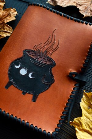 Работа Кожаный блокнот с Ведьмина котлом и символом Богини