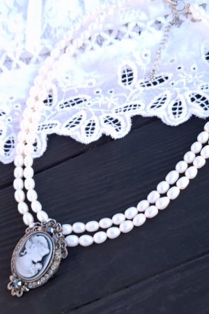 Работа Двухрядное колье из натурального жемчуга с камеей № 125