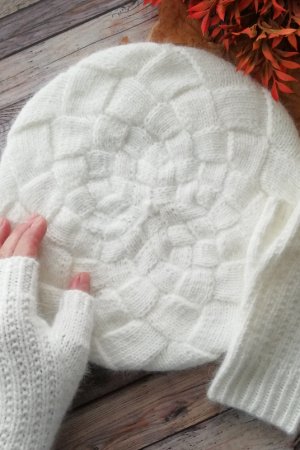 Работа Комплект берет и митенки белый