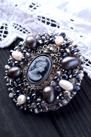 Робота Брошка з натуральних перлів високого класу з камеєю