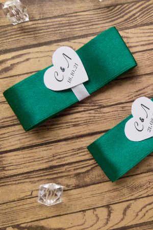 Работа Бутоньерки с инициалами для гостей на свадьбу арт. 0117