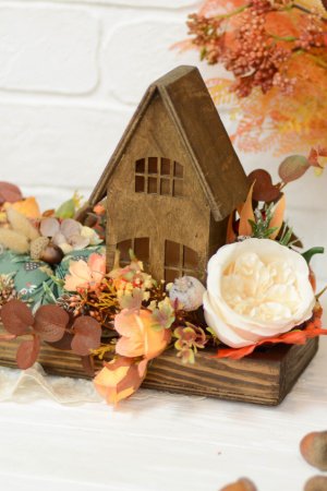 Робота Осіння композиція з дерев'яним будиночком і гарбузами