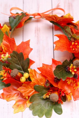 Работа Осенний венок веночек с листьями клена, дуба и желудями