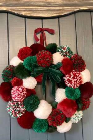 Работа Рождественский венок с помпонами меха и пряжи