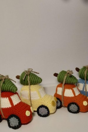 Работа Вязаная новогодняя игрушка на елку машинка