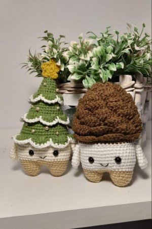 Работа Вязаные новогодние игрушки на елку: елка и шишка