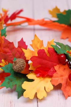 Работа Осенний венок веночек с листьями, грибами и желудями 