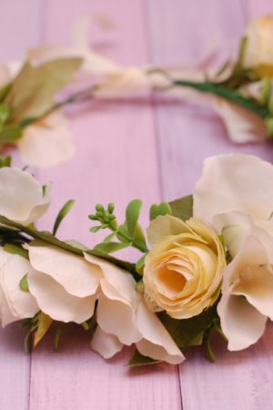 Работа Объемный венок веночек с цветами бежевый 